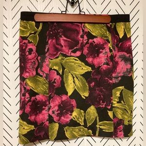 GUC, Form Fit Stretch SIMPLY VERA BY VERA WANG 🌺 Beautiful Flowered Skirt, Sz M